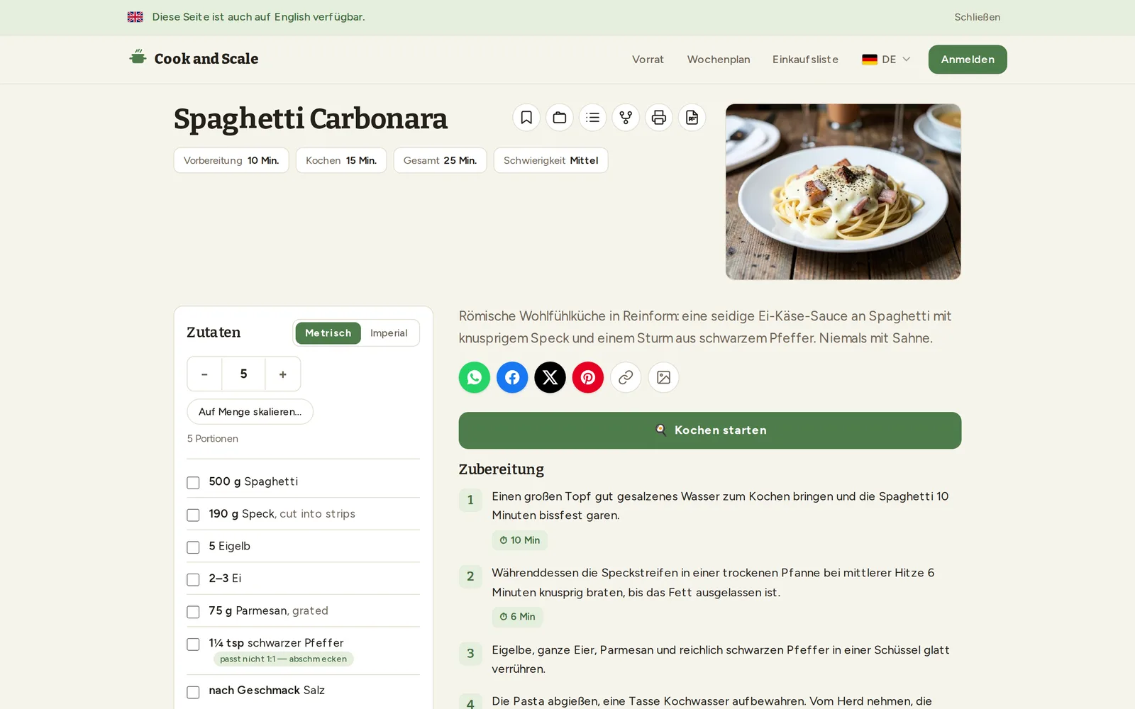 Una página de receta de Cook and Scale para Spaghetti Carbonara mostrada en alemán, con la navegación, la lista de ingredientes y las instrucciones paso a paso completamente traducidas, y una nota de que la página también está disponible en inglés.