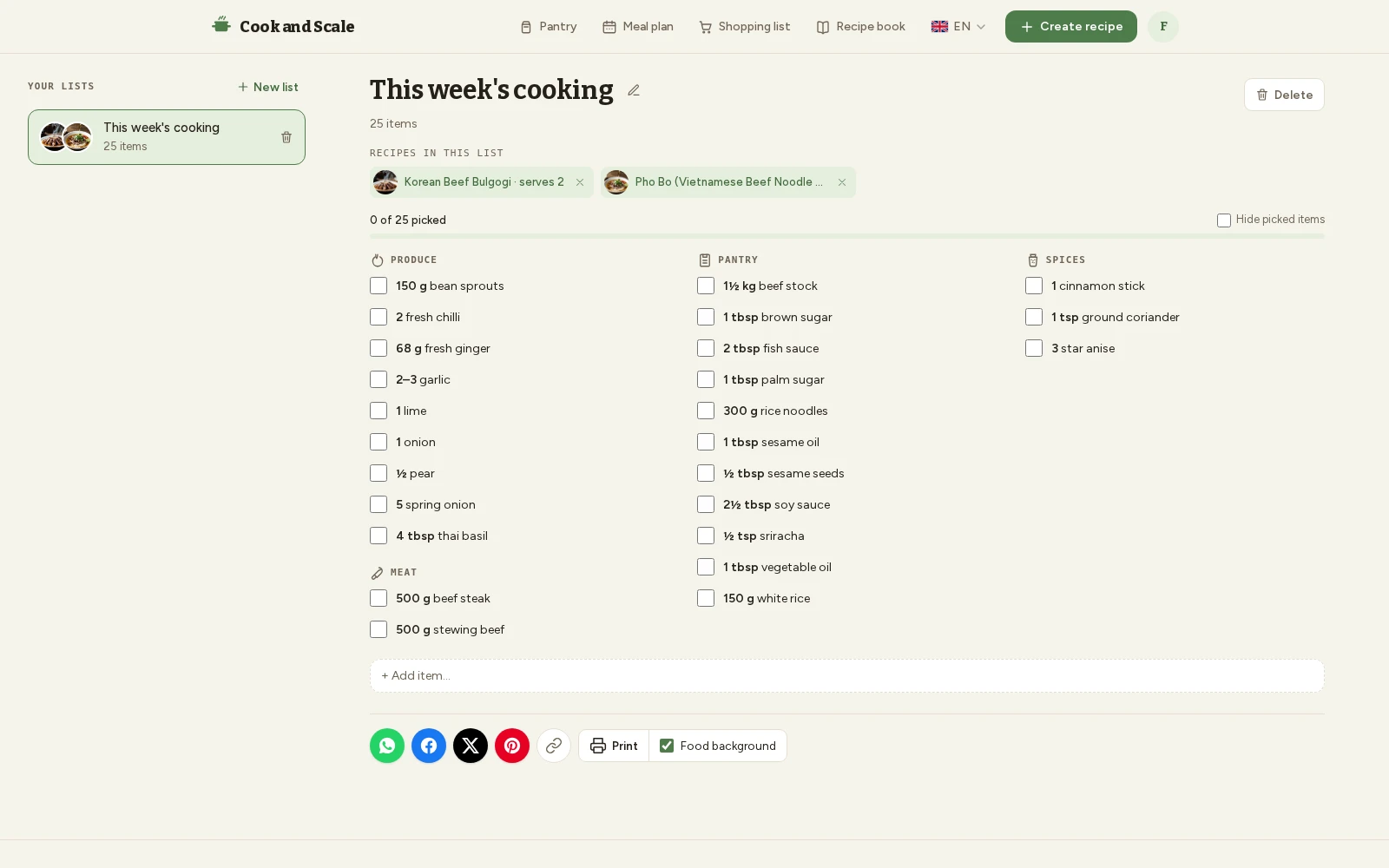 Una lista de la compra de Cook and Scale titulada Esta semana cocinamos, creada a partir de dos recetas — bulgogi de ternera coreano y pho bo — con 25 artículos agrupados por sección (Frutas y verduras, Carne, Despensa, Especias), casillas para marcar y una barra de progreso que muestra 0 de 25 marcados.